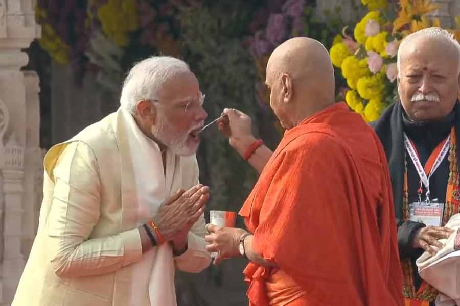 স্পষ্টতই, ভিড়ের চ্যালেঞ্জ নেওয়া ছাড়া গতি নেই অযোধ্যার। ভবিষ্যতে রামমন্দির ঘিরে আরও ১৩টি মন্দির মাথা তুলবে বলে ট্রাস্টের কোষাধ্যক্ষ স্বামী গুরুদেব গিরিজি জানান। অযোধ্যাকে বিশ্বের অন্যতম আধ্যাত্মিক গন্তব্য করে তোলাই লক্ষ্য তাঁদের।