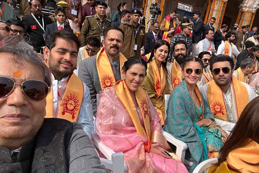 রামমন্দিরের উদ্বোধনী অনুষ্ঠানে অতিথি হিসাবে দেখা যায় বলিউডের ছবিনির্মাতা সুভাষ ঘাইকে। মুকেশ-পুত্র আকাশ অম্বানী এবং তাঁর স্ত্রী শ্লোকা মেহতাও উপস্থিত রয়েছেন এই অনুষ্ঠানে।