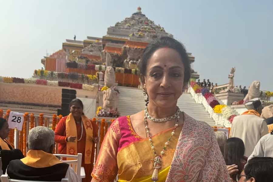 বর্ষীয়ান অভিনেত্রী হেমা মালিনী উপস্থিত রয়েছেন রামমন্দিরের উদ্বোধনী অনুষ্ঠানে।