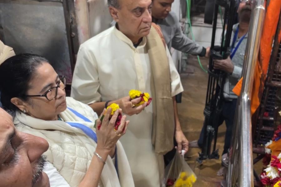 কালীঘাটে পুজো দিয়ে হাজরা পার্ক থেকে মিছিল শুরু করেন মমতা। সেখান থেকে গড়চার গুরুদ্বারে চাদর চড়ান। বালিগঞ্জ ফাঁড়ি থেকে মিছিল করে পার্ক সার্কাসে পৌঁছন তিনি। এর পর গির্জায় প্রার্থনা সেরে যান মসজিদে। সেখানে চাদর চড়ান তিনি। তার পরেই পৌঁছন পার্ক সার্কাসের সভাস্থলে।