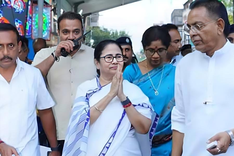 তাঁর বক্তব্যে উঠে আসে বিরোধী জোটের প্রসঙ্গও- তিনি বলেন, ‘‘ বিরোধী জোটের নাম ‘ইন্ডিয়া’ আমি দিয়েছি, অথচ বৈঠকে সম্মান পাই না। সিপিএম বিরোধী জোট ‘ইন্ডিয়া’র বৈঠক নিয়ন্ত্রণ করে। আমি সেটা মানব না।’’  