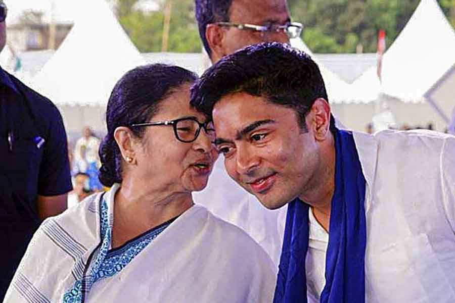 সব জল্পনা উড়িয়েই পার্ক সার্কাসের মঞ্চেই ছিলেন অভিষেকও। মমতা বন্দ্যোপাধ্যায়ের পাশেই বসেন তৃণমূলের সর্বভারতীয় সাধারণ সম্পাদক। তিনি বলেন, ‘‘আজকের দিনটা আমার কাছে গর্বের।  কারণ যেদিন দেশে একটি নির্দিষ্ট ধর্মীয় অনুষ্ঠানকে ঘিরে ভেদাভেদ চলছে, তখন বাংলায় ধর্মীয় সংহতি যাত্রা হচ্ছে। গরীবদের বঞ্চিত করে ধর্ম নিয়ে বিভাজন করা হচ্ছে। কিন্তু আমাদের নেত্রী বার বার বলেছেন ধর্ম যার যার উৎসব সবার। আমরা বাড়ির ভিতরে ধর্ম করব। বাইরে নয়।’’