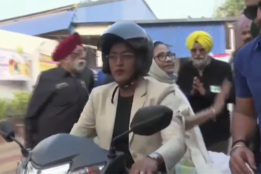 গড়চার গুরুদ্বারে চাদর চড়ানোর পর স্কুটিতে চেপে মিছিলের কাছে ফিরে আসেন মমতা। হাজরা ল’ কলেজের কাছে অপেক্ষা করছিল মিছিল। গড়চা থেকে বালিগঞ্জ ফাঁড়ির অভিমুখে এগোয় ‘সংহতি মিছিল’। 