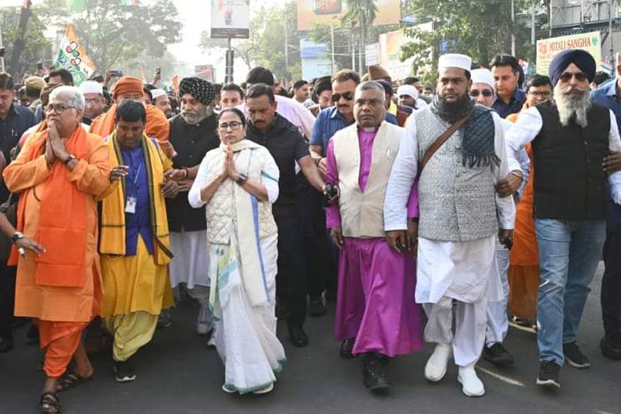 মমতা বললেন, ‘‘একটা লড়াই শুরু হয়েছে। আর এই লড়াই চলবে। আমরা না ভয় পেয়ে লড়ব। আমরা কাপুরুষ নয়। তাই আমরা লড়ব। নেতাজির জন্মদিনে ওদের ছুটি দেওয়ার কথা বলেছিলাম। দেয়নি। আর আজ ওরা ছুটি চাইছে। ছুটি দিচ্ছে। কারণ আজ নাকি ওদের স্বাধীনতা দিবস।’’ 
