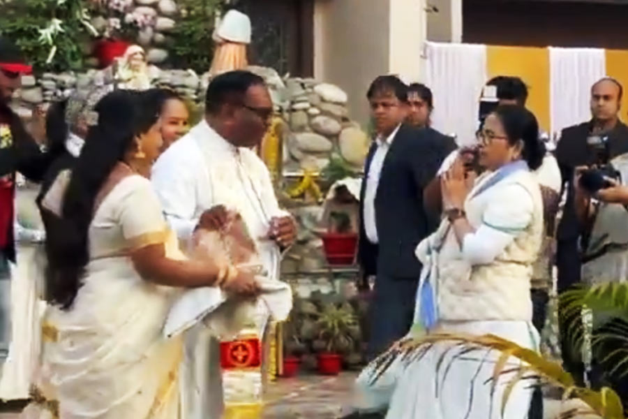 এর পর মিছিল করে পৌঁছন পার্ক সার্কাসের গির্জায়। সেখানে প্রার্থনা করে মমতা যান কাছের মসজিদে। সেখানে চাদর চড়িয়ে মমতা পৌঁছন সভাস্থলে। সেখানে মঞ্চে তাঁর পাশে ছিলেন বিভিন্ন ধর্মের প্রতিনিধি, অভিষেক-সহ তৃণমূল নেতারা। 