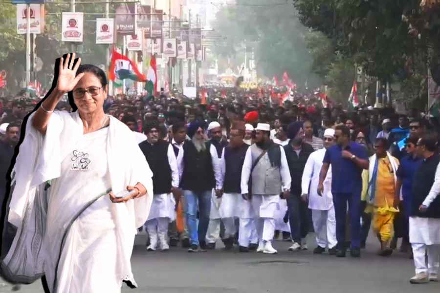 তবে মমতার পাশে ছিলেন বিভিন্ন ধর্মের প্রতিনিধিরা। হিন্দু, মুসলিম, শিখ, বৌদ্ধ, পারসি, ইহুদি ধর্মগুরুরা মুখ্যমন্ত্রী পাশে হাঁটেন। হাজরা ল’ কলেজের অদূরে স্কুটারে চাপেন মমতা। গন্তব্য ছিল নিকটস্থ গড়চার গুরুদ্বার। সেখানে চাদর চড়ান তিনি। কুশল বিনিময় করেন শিখ ধর্মগুরুদের সঙ্গে। অপেক্ষা করছিল মিছিল।