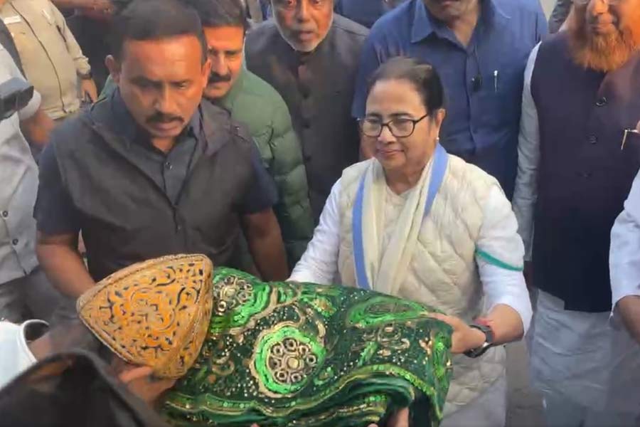 সংহতি যাত্রার মঞ্চে নাখোদা মসজিদের ইমাম বললেন, ‘‘দেশে যখন ভেদাভেদের পরিবেশ, তখন মমতা একা বাঘিনীর মতো সংহতির কথা বলছেন। ঘৃণার পরিবেশে ভালবাসার স্তবক নিয়ে ঘুরছেন। সমস্ত ধর্মকে ভালবাসার যে পথ আপনি দেখিয়েছেন, তা একদিন আপনাদের দেশের শীর্ষে পৌঁছে দেবে’’। 