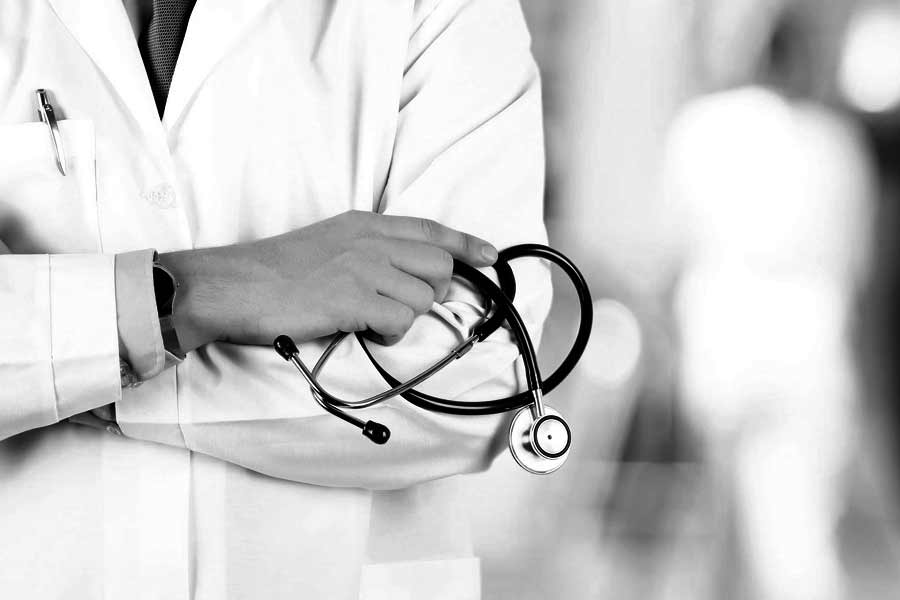 স্থানীয়দের দাবি, মরিস নামে এক চিকিৎসক উত্তরাখণ্ডের ওই হাসপাতালে আসার পরেই রহস্যজনক ঘটনা ঘটতে শুরু করে। অধিকাংশের দাবি, কোনও রোগীকে দেখার পরেই তাঁর মৃত্যুর দিনক্ষণ নির্ধারণ করে ফেলতেন তিনি।