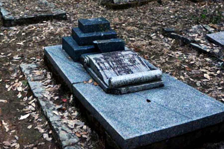 বিশেষ ওয়ার্ডে নিয়ে যাওয়ার দুই থেকে তিন দিনের মাথায় মারা যেতেন ওই রোগী। স্থানীয়দের একাংশের দাবি, সকলের চোখের আড়ালে ওই ওয়ার্ডের ভিতর রোগীদের উপর নানা রকম পরীক্ষা-নিরীক্ষা করতেন মরিস। পরীক্ষা করতে গিয়েই মরিসের হাতে মারা পড়তেন রোগীরা।