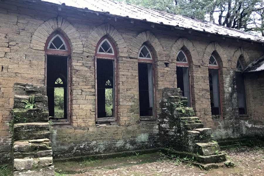 আবার স্থানীয়দের কেউ কেউ দাবি করেন, মরিস নাকি নিজের হাতেই রোগীদের মেরে ফেলতেন। আবার অনেকের মতে, মরিস তন্ত্রসাধনার সঙ্গে যুক্ত ছিলেন।   