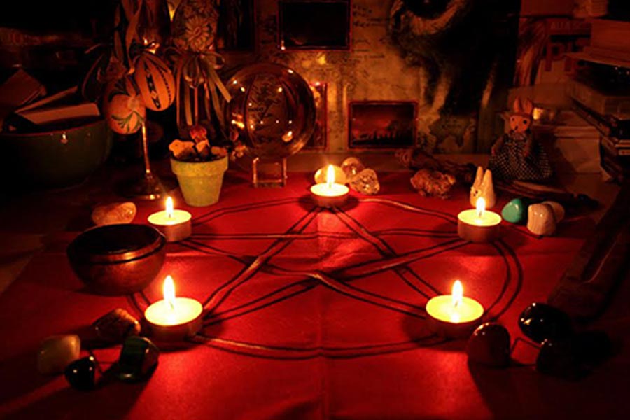 স্থানীয়দের দাবি, বিশেষ ওয়ার্ডের ভিতরে মরিস তন্ত্রবিদ্যার সঙ্গে জড়িত এমন কিছু প্রক্রিয়া সম্পন্ন করতেন যা ভয়াবহ। রোগীদের সেই প্রক্রিয়ায় অংশ নিতে হত। তার ফলেই প্রাণ হারাতেন তাঁরা।