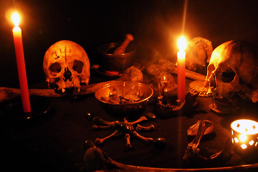 পূর্বনির্ধারিত তারিখেই রোগীর মৃতদেহ বিশেষ ওয়ার্ড থেকে বার করে দিতেন মরিস। সকলের কাছে নিজেকে ‘ভগবান’ হিসাবে পরিচয় দিতে শুরু করেন তিনি।