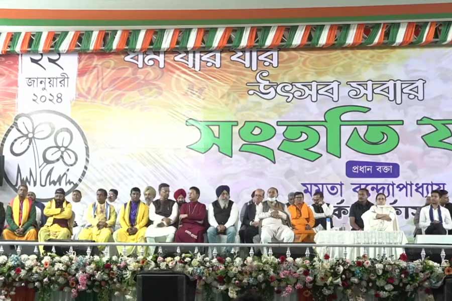 পার্ক সার্কাস ময়দানে মমতার ‘সংহতি যাত্রা’র মঞ্চে উপস্থিত সমস্ত ধর্মের প্রতিনিধিরা। ছিলেন তৃণমূলের সর্বভারতীয় সাধারণ সম্পাদক অভিষেক বন্দ্যোপাধ্যায়, পশ্চিমবঙ্গের তৃণমূল রাজ্যসভাপতি তথা তৃণমূল সাংসদ সুব্রত বক্সী। অনুষ্ঠান সঞ্চালনার দায়িত্বে রাজ্যের মন্ত্রী ফিরহাদ হাকিম। উপস্থিত মন্ত্রী অরূপ বিশ্বাসও। 