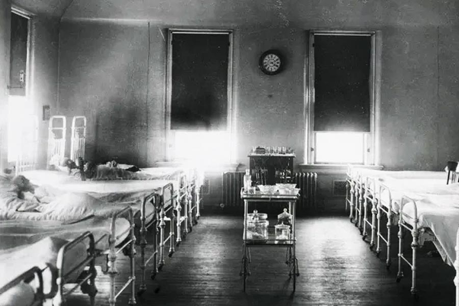 লোকেরা যেন তাঁকে অলৌকিক ক্ষমতার অধিকারী ভাবেন, সে কারণে নাকি বিশেষ ওয়ার্ডে রোগীদের নিয়ে যেতেন মরিস। লোকচক্ষুর আড়ালে সেখানেই রোগীদের খুন করতেন তিনি।   