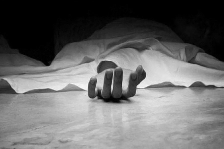 মরিসের মৃত্যুর পর বন্ধ হয়ে যায় অ্যাবট সাহেবের সেই হাসপাতাল। ধীরে ধীরে পাহাড়ি জঙ্গল গ্রাস করে হাসপাতালটিকে। আর তার পরেই শুরু হয় ‘ভূতের’ তাণ্ডব।