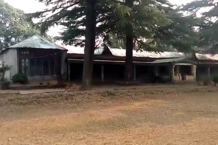 স্থানীয়দের দাবি, অন্ধকার নামলে এখনও হাসপাতালের ভিতর থেকে নানা রকম শব্দ ভেসে আসে। কখনও কান্নার আওয়াজ শোনা যায়, তো কখনও বা শোনা যায় কানফাটানো চিৎকার।