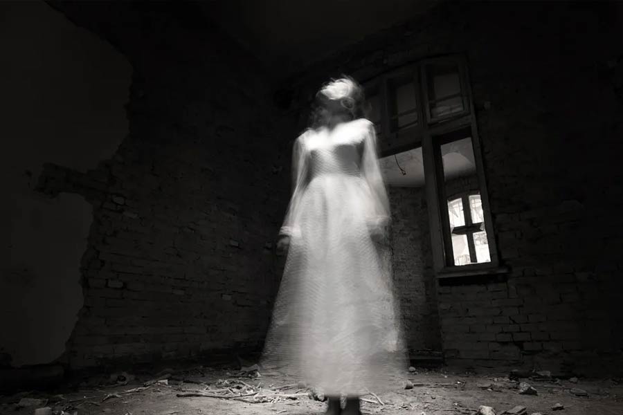 স্থানীয়দের একাংশ মনে করেন, মরিসের হাতে যে রোগীরা প্রাণ হারিয়েছিলেন, দিন ফুরোলেই তাঁদের ‘প্রেতাত্মা’ হাসপাতালে ঘুরে বেড়ায়। সেই ভয়েই হাসপাতাল চত্বর নির্দিষ্ট সময়ের পর এড়িয়ে চলেন সেখানকার বাসিন্দারা।