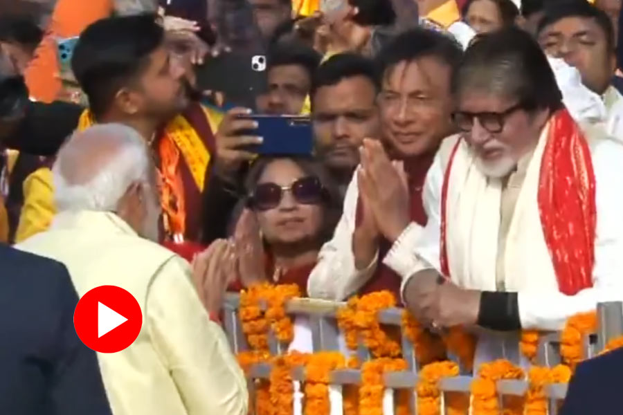 PM Narendra Modi greets Amitabh bachchan In Ram Temple Ayodhya