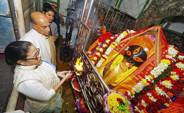 সোমবার অযোধ্যার মন্দিরে রামলালার ‘প্রাণপ্রতিষ্ঠা’ হয়। উপস্থিত ছিলেন প্রধানমন্ত্রী। অনুষ্ঠানের কিছু ক্ষণ পরেই দুপুরে কালীঘাট মন্দিরে পুজো দেন মমতা। বেলা ৩টের সময় কালীঘাটের মন্দিরে পুজো দিয়ে শুরু হয় সেই মিছিল। মিষ্টি, লাল শাড়ি দিয়ে মায়ের আরাধনা করেন তিনি। আরতি করে পৌঁছন হাজরা মোড়। সেখান থেকে শুরু হয় যাত্রা। 