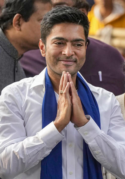 পিছনে ছিলেন অভিষেক-সহ তৃণমূলের শীর্ষনেতারা। মিছিলে উপস্থিত ছিলেন তৃণমূলের বাবুল সুপ্রিয়, সুজিত বসু, অরূপ বিশ্বাস, ফিরহাদ হাকিম, দেবাশিস কুমার, ইন্দ্রনীল সেন, শান্তনু সেন প্রমুখ।