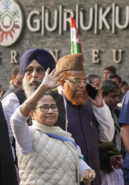 তাঁর সংযোজন, ‘‘জয় বাংলা, জয় সম্প্রীতি। সব ধর্ম ভাই ভাই। দেশকে ভাগ করতে দেব না। আমরা শান্তি চাই। যখন বাবরি মসজিদ ভাঙা হয়েছিল, আমি একা পথে নেমেছিলাম। তৎকালীন মুখ্যমন্ত্রী জ্যোতি বসুর কাছে গিয়েছিলাম। বলেছিলাম, কোনও প্রয়োজন আছে কি না। ভয় না পেয়ে সমস্ত জায়গায় গিয়ে ত্রাণ দিয়ে এসেছিলাম। এসব অনেকে ভুলে গিয়েছে। ভোটের রাজনীতি করতে গিয়ে গরিবদের বলি দেবেন না।“ 