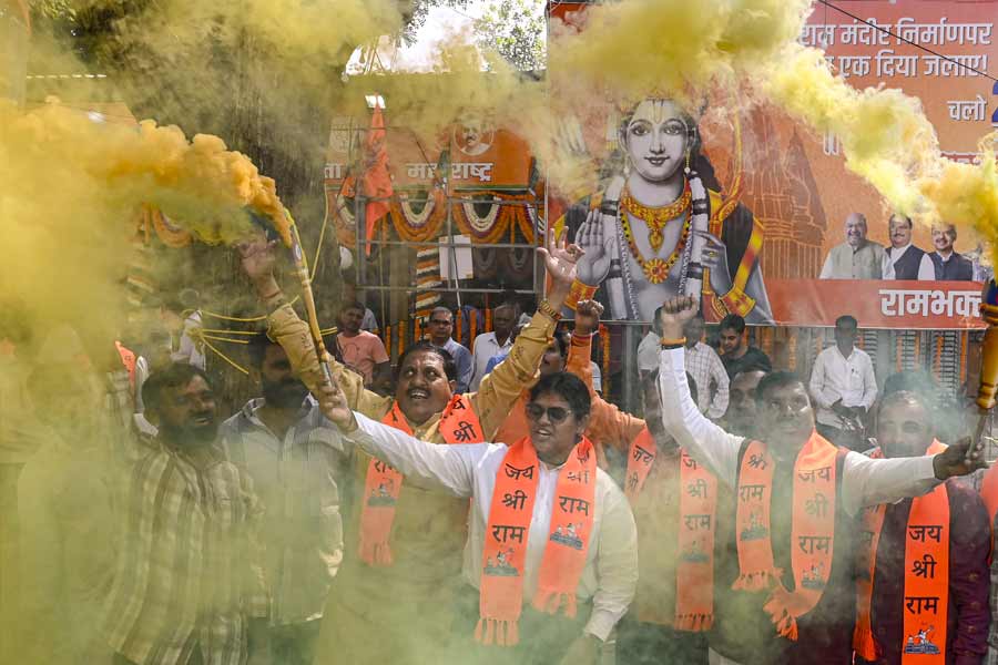 দুই হাতে রয়েছে বালা। সোনার সেই বালাতে বসানো রয়েছে দামি পাথর।