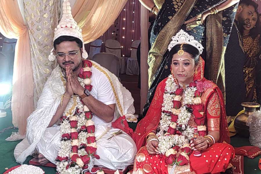 বিয়ের পিঁড়িতে সত্যম এবং শাশ্বতী।