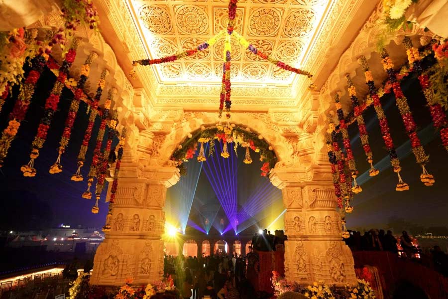 সোমবারই উদ্বোধন হয়েছে অযোধ্যার রামমন্দিরের। তার পরের দিন অর্থাৎ মঙ্গলবার থেকে ভক্তদের জন্য খুলে দেওয়া হয়েছে দরজা।