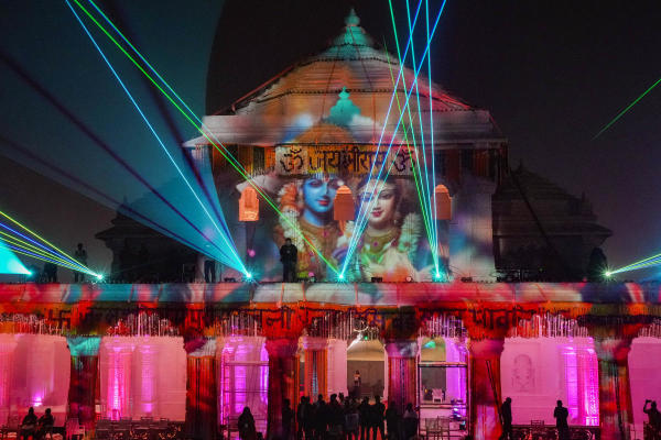 কিন্তু মঙ্গলবার থেকেই ঢুকতে পারবে সর্বসাধারণ, জানান মন্দির কর্তৃপক্ষ। আর তাই রামলালার দর্শন পেতে মধ্যরাত থেকেই মন্দিরের বাইরে দেখা গেল বিপুল ভক্তের ভিড়।  