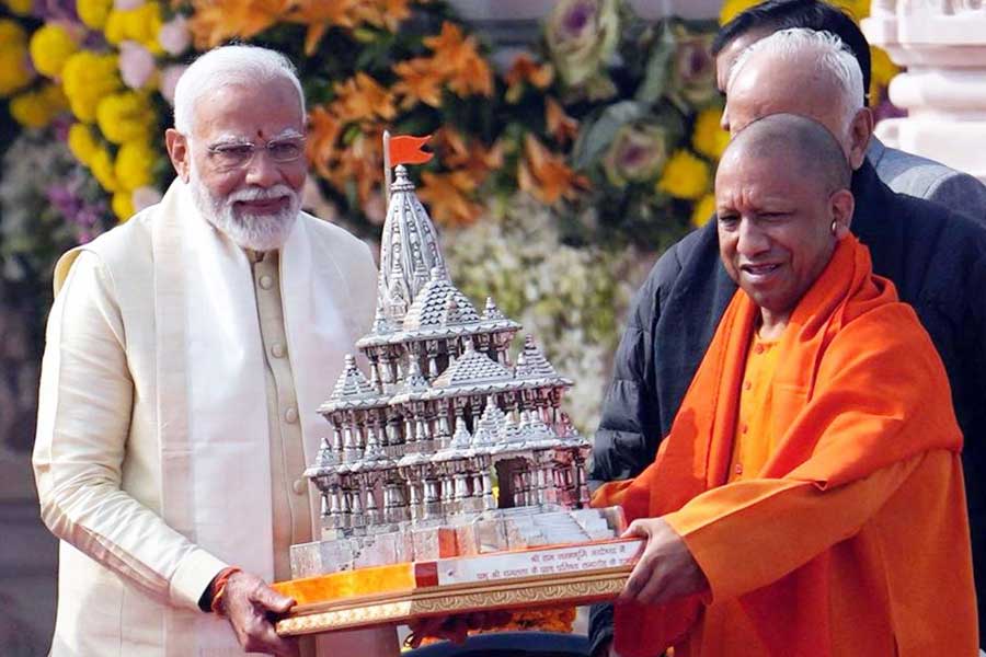 সূত্রের মতে, মন্ত্রীরা গেলে প্রোটোকল ও নিরাপত্তার কড়াকড়ির জেরে সমস্যা হতে পারে ভক্তদের। তাই আজ মন্ত্রিসভার বৈঠকে মন্ত্রীদের মার্চ মাসে রামলালা দর্শনের পরামর্শ দেন প্রধানমন্ত্রী।