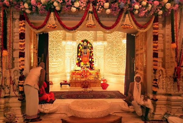 মাঝে তিন ঘণ্টা বন্ধ থাকার পর মন্দির ফের খুলবে দুপুর ২টোয়। আবার সন্ধ্যা ৭টায় বন্ধ হবে মন্দিরের দরজা।