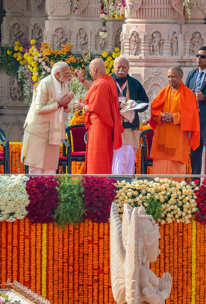 প্রধানমন্ত্রীর সঙ্গে ছিলেন রাষ্ট্রীয় স্বয়ংসেবক সঙ্ঘের (আরএসএস) প্রধান মোহন ভাগবত এবং উত্তরপ্রদেশের মুখ্যমন্ত্রী যোগী আদিত্যনাথ।