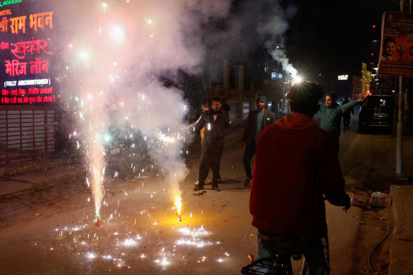 সংবাদ সংস্থা এএনআই-এর একটি ভিডিয়োয় দেখা যায়, ভোর ৩টের সময় বিপুল সংখ্যক ভক্ত মন্দিরের দিকে এগিয়ে যাচ্ছেন। 