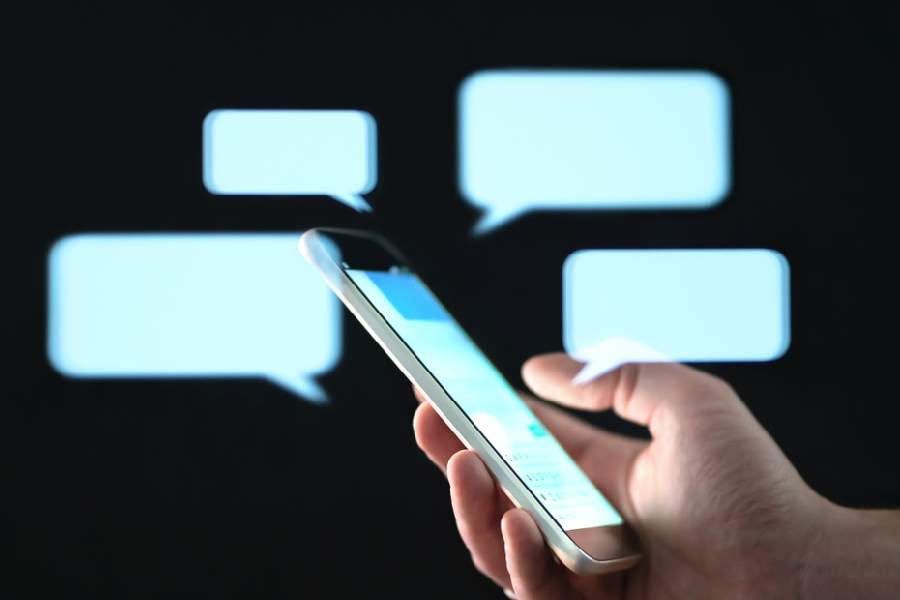 দিনের অনেকটা সময় মোবাইল ফোন ব্যবহার করলে হাতের পেশি এবং লিগামেন্টের উপর চাপ পড়ে।