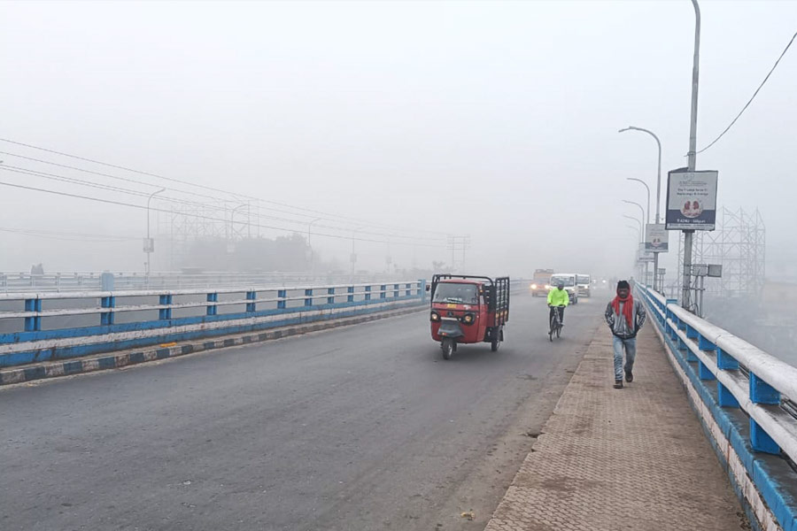 শুধু কলকাতায় নয়, রাজ্য জুড়ে বহু জেলায় তাপমাত্রা কমে দশ ডিগ্রি সেলসিয়াসের নীচে নেমে গিয়েছে। উত্তরের জেলাগুলি থেকে তাপমাত্রার নিরিখে খুব একটা পিছিয়ে নেই দক্ষিণের জেলাগুলি। হাওয়া অফিস সূত্রে খবর, মঙ্গলবার দার্জিলিং এবং পুরুলিয়া জেলার তাপমাত্রার মধ্যে খুব হেরফের নেই।
