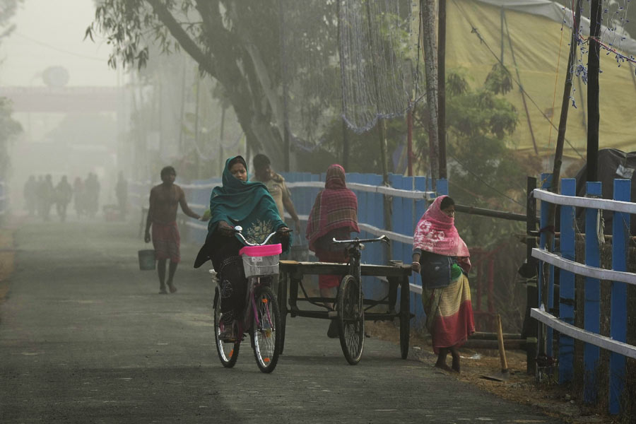 পুরুলিয়া জেলায় মঙ্গলবার সর্বনিম্ন তাপমাত্রা ৫.৮ ডিগ্রি সেলসিয়াস। তাপমাত্রার দিক থেকে উত্তরের দার্জিলিং থেকে কোনও অংশে কম যাচ্ছে না পুরুলিয়া।