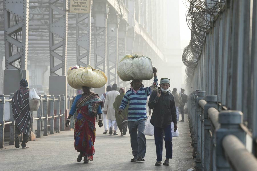 মঙ্গলবার কলকাতার সর্বোচ্চ তাপমাত্রা ২০ ডিগ্রি সেলসিয়াসের ঘরে থাকতে পারে। সোমবার কলকাতার সর্বোচ্চ তাপমাত্রা ছিল ১৯ ডিগ্রি সেলসিয়াস। যা স্বাভাবিক তাপমাত্রার তুলনায় ৬ ডিগ্রি সেলসিয়াস কম।