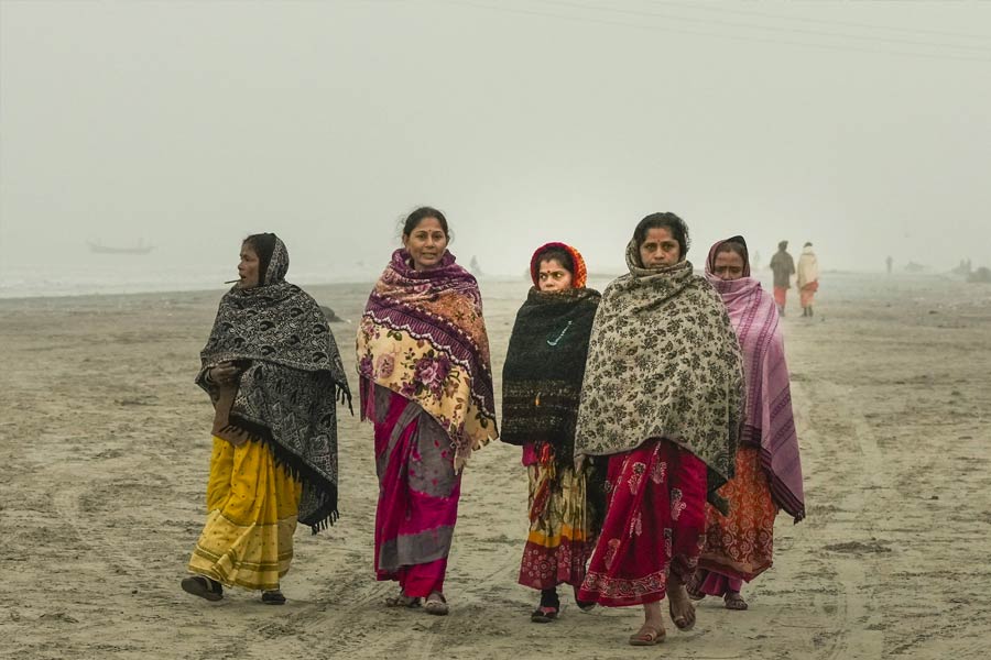 তাপমাত্রা কমার পাশাপাশি রয়েছে বৃষ্টির পূর্বাভাসও। মঙ্গলবার এবং বুধবার দার্জিলিং এবং কালিম্পং জেলার কয়েকটি এলাকায় হালকা বৃষ্টির সম্ভাবনা রয়েছে। রয়েছে তুষারপাতের সম্ভাবনাও। উত্তরবঙ্গের পাশাপাশি বৃষ্টির পূর্বাভাস রয়েছে দক্ষিণবঙ্গের কিছু জেলায়।
