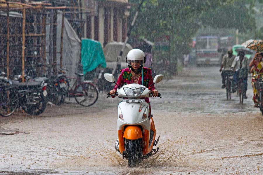 মঙ্গলবার হালকা বৃষ্টিতে ভিজতে পারে পূর্ব মেদিনীপুর, পশ্চিম মেদিনীপুর, ঝাড়গ্রাম এবং বাঁকুড়া জেলার কয়েকটি এলাকা।