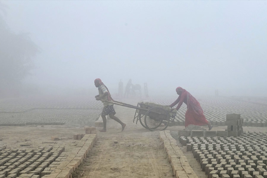 কলকাতা-সহ রাজ্যের সমস্ত জেলাগুলিতে তাপমাত্রা নীচের দিকেই থাকবে বলে জানিয়েছে আলিপুর আবহাওয়া দফতর। তবে তাপমাত্রার এই পতন বেশি দিন স্থায়ী হবে না।