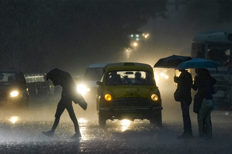 মনে করা হচ্ছে অসময়ের বৃষ্টির জেরে স্যাঁতসেঁতে পরিবেশ তৈরি হলেও তাপমাত্রা বাড়বে। সব জেলাতেই সকালের দিকে কুয়াশা থাকবে বলে জানিয়েছে আবহাওয়া দফতর।