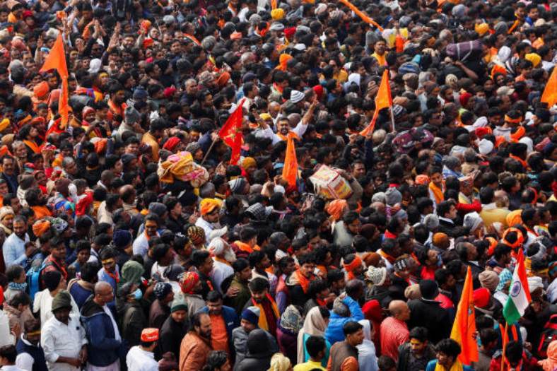 মন্দিরে উপচে পড়া ভিড়। পরিস্থিতি নিয়ন্ত্রণে নাস্তানাবুদ যোগী প্রশাসন। সর্বসাধারণের জন্য খুলেও বন্ধ হয়ে করে দিতে হল মন্দিরের দ্বার।