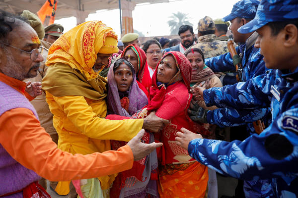 রামালালার নতুন মূর্তিতে ‘প্রাণপ্রতিষ্ঠা’ হওয়ার পর থেকেই রামমন্দিরের গেটে শয়ে শয়ে পুণ্যার্থী হাজির হন। সময় যত গড়িয়েছে, সেই সংখ্যা দ্বিগুণ হয়েছে।