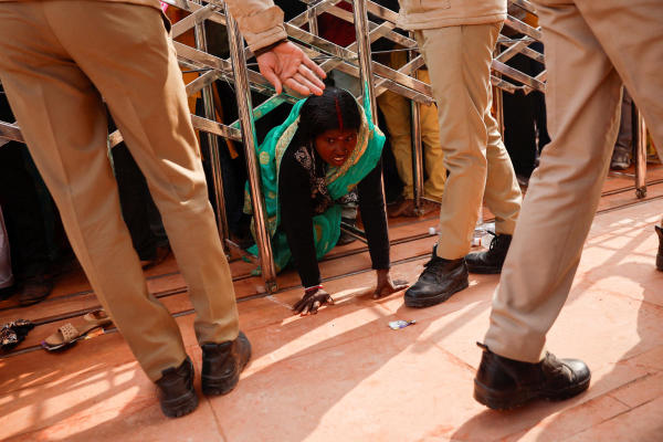 মঙ্গলবার থেকে সাধারণ মানুষের জন্য রামমন্দির খুলে দেওয়ার কথা ঘোষণা করা হয়েছিল। তাই দীর্ঘ প্রতীক্ষিত সেই মন্দির দর্শনে দেশের নানা প্রান্ত থেকে হাজির হয়েছেন হাজার হাজার পুণ্যার্থী।