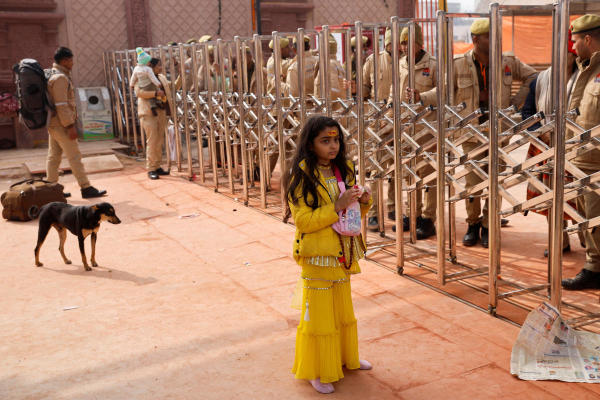 সোমবার মাঝরাত থেকেই মন্দিরের গেটের সামনে লাইন পড়ে যায়। ভিড় সামলাতে আগে থেকেই ব্যারিকেড করা হয়েছিল মন্দিরের সামনের অংশে।