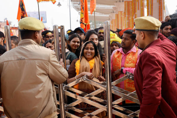 কিন্তু ভোরের আলো ফুটতেই ভিড়ের চাপে সেই ব্যারিকেড ভেঙে যায়। নিরাপত্তা বেষ্টনী ভেঙে উৎসুক জনতার ভিড় মন্দিরে ঢোকার চেষ্টা করতেই বিপত্তি বাধে।