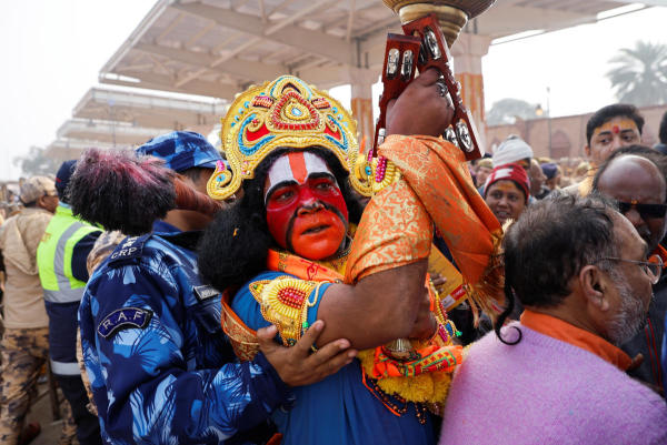মন্দির দর্শনে ভিড়ের কারণে যে বিশৃঙ্খলা তৈরি হতে পারে, তার জন্য প্রস্তুতি রেখেছিল রাজ্য প্রশাসন। কিন্তু তার পরেও পরিস্থিতি যে ভাবে হাতের বাইরে চলে গিয়েছে, তা সামলাতে হিমশিম খেতে হচ্ছে।