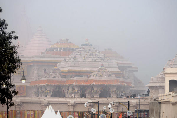 উত্তরপ্রদেশে হাড়কাঁপানো ঠান্ডা চলছে। শৈত্যপ্রবাহের মতো পরিস্থিতি সৃষ্টি হয়েছে গত কয়েক সপ্তাহ ধরেই। কিন্তু সেই ঠান্ডাকে উপেক্ষা করেই মন্দির দর্শনে সোমবার রাত ৩টে থেকে লাইনে দাঁড়ান পুণ্যার্থীরা।