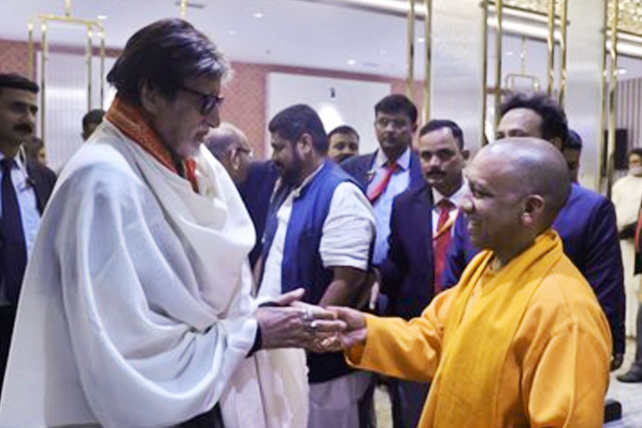 Amitabh Bachchan Greets up Cm Adityanath Yogi At Ram Mandir Pran Pratishtha