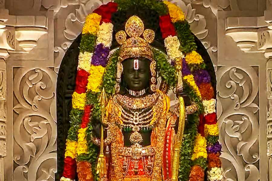 সোমবার দুপুরে অযোধ্যার রামমন্দিরে ‘প্রাণপ্রতিষ্ঠা’ হল রামলালার বিগ্রহের। প্রধানমন্ত্রী নরেন্দ্র মোদী কাজলদান করেছেন রামলালার। এই মাহেন্দ্রক্ষণের সাক্ষী থেকেছেন দেশ-বিদেশের বিভিন্ন প্রান্তের মানুষ। সরাসরি সম্প্রচারের সময় রামলালার বিগ্রহ থেকে যেন চোখ সরাতে পারছিলেন না তাঁরা। 